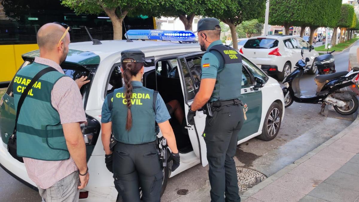 Agentes de la Guardia Civil, con los dos sospechosos.