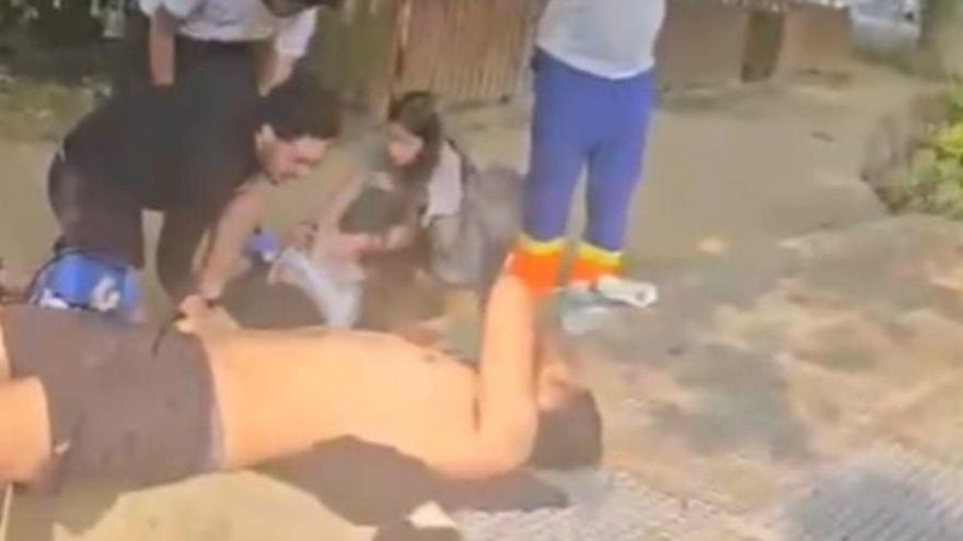 Los servicios sanitarios atienden a un herido.
