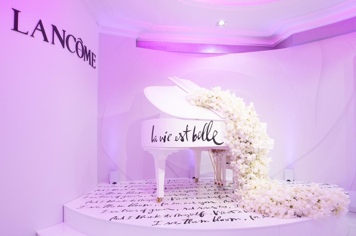 Disfruta del universo Lancôme en su pop-up store situado en la Plaza de Canalejas de Madrid.