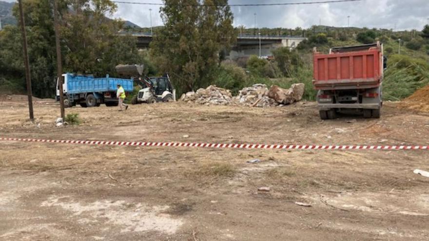 Maquinaria pesada trabaja en la parcela de la Feria de Noche. | L.O.