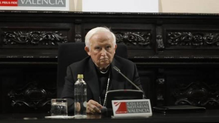 El cardenal Cañizares, ayer en el colegio notarial.