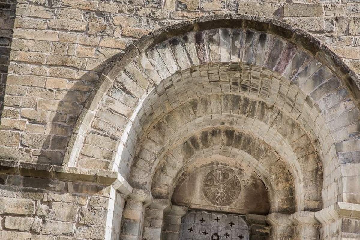 El edificio, declarado Monumento Nacional desde 1932, es una joya del románico aragonés.