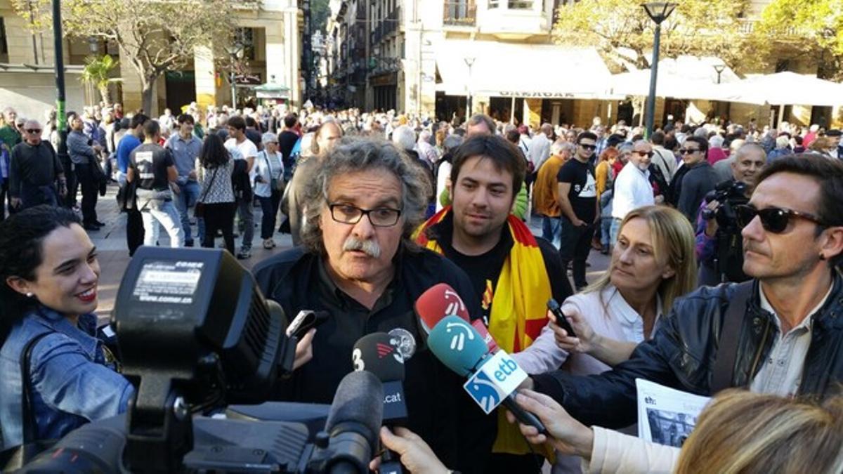 El diputado Joan Tardà y el secretario de organización de ERC, Isaac Peraire, este sábao en San Sebastián en la manifestación de apoyo a Arnaldo Otegi