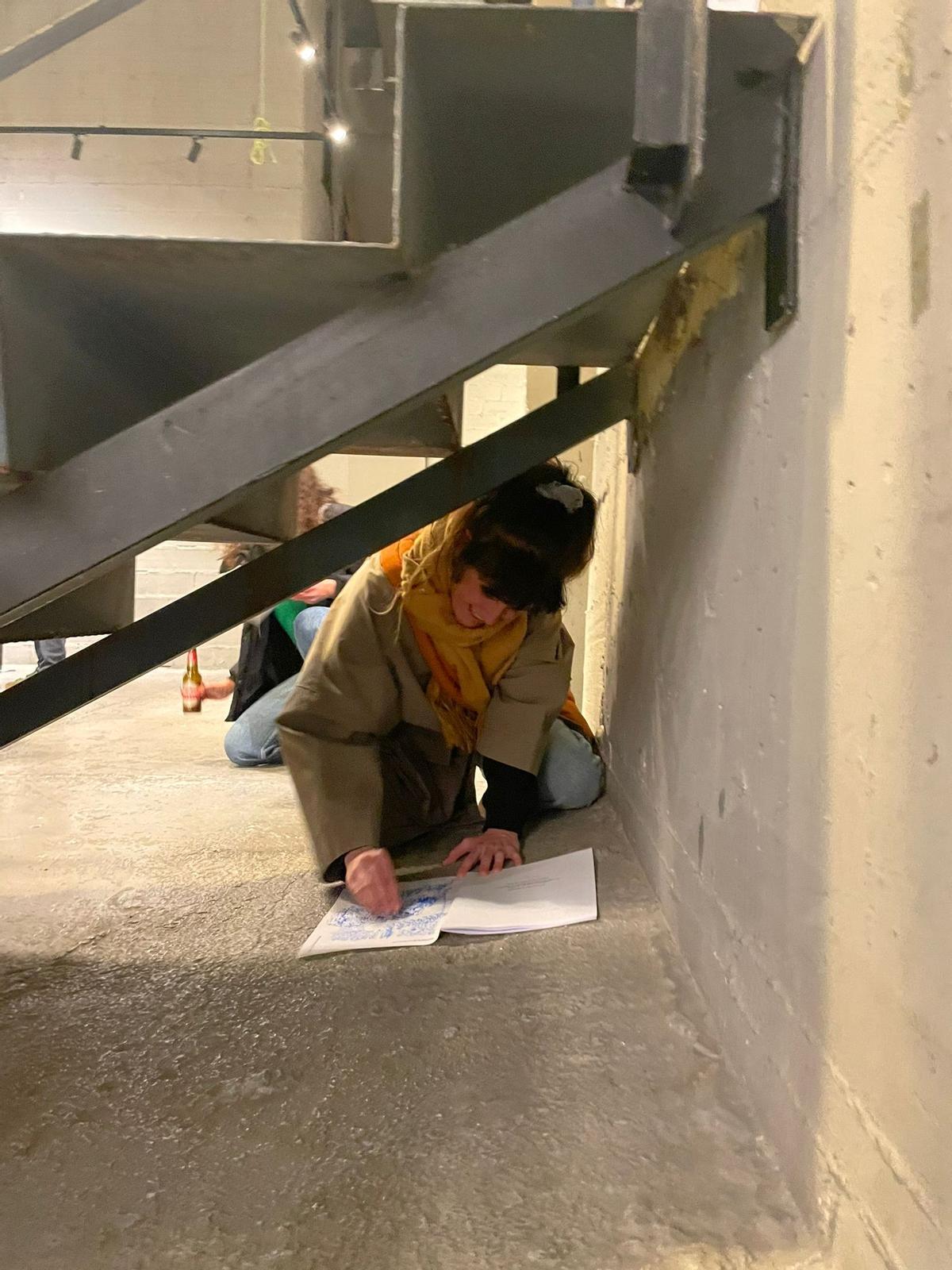 Creación de uno de los fanzines propuestos usando texturas de la propia sala de Tapineria.