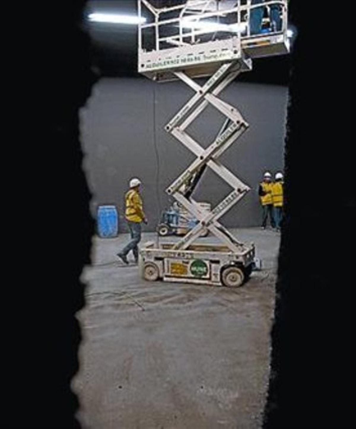 Uns obrers, al futur museu. Uns obrers, al futur museu.
