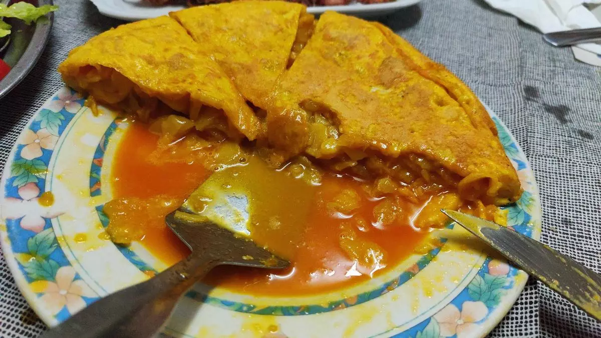 La tortilla medio viva y el carisma del bar O Pemento