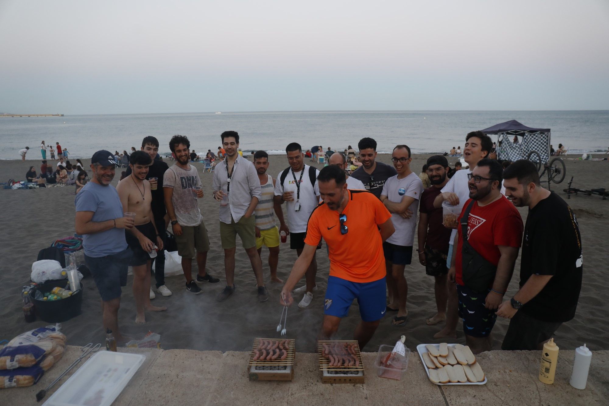 Málaga recupera la magia de los dos últimos años en las playas por San Juan