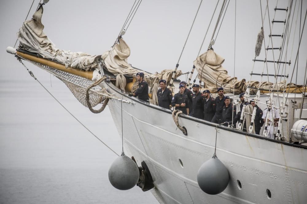 Llegada de tres goletas de la Armada Española y de un barco de la escuela de la Marina Portuguesa a la bahía de Gijón