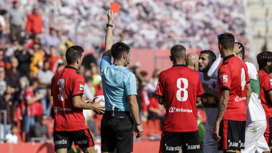 El árbitro en el momento que le muestra la tarjeta roja a Tekio