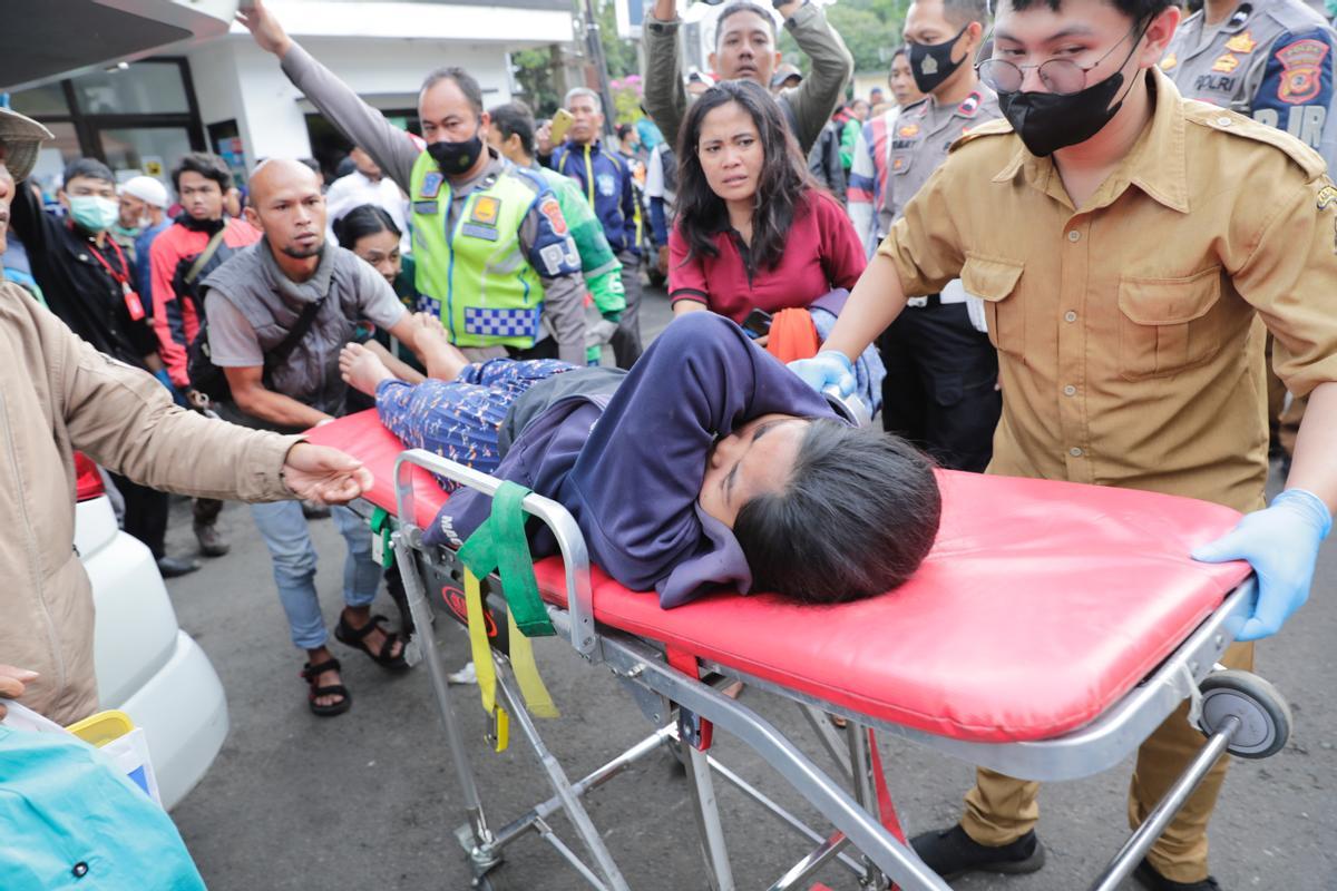 Cianjur (Indonesia), 21/11/2022.- Rescuers carry an injured victim of the earthquake at a hospital in Cianjur, West Java, Indonesia, 21 November 2022. According to Indonesia’s meteorology agency (BMGK) a 5.6 magnitude quake hit southwest of Cianjur, West Java. (Terremoto/sismo) EFE/EPA/ADI WEDA