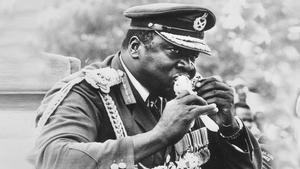Un dictador con las manos llenas de comida: Idi Amin.