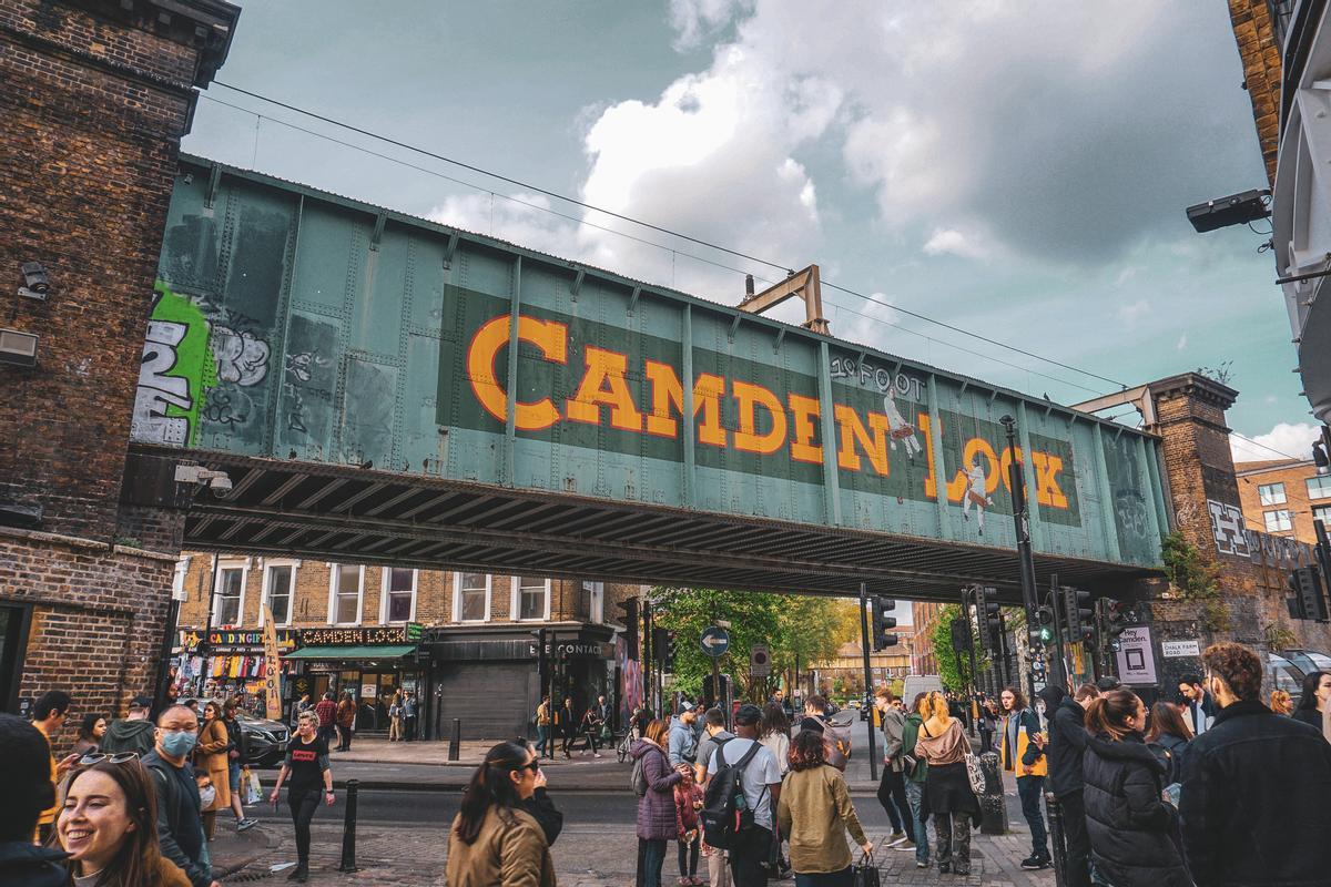 Famoso cartel de Camden Town, en Londres.