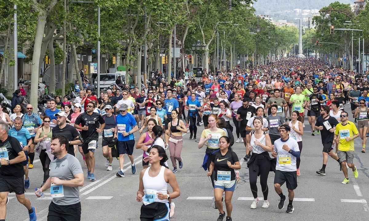 Los participantes descienden por el passeig de Gràcia durante la 44 edición de la Cursa de El Corte Inglés