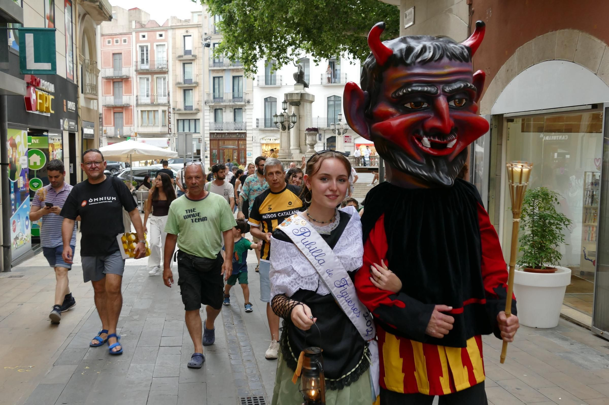 Figueres rep la Flama del Canigó i reparteix la llum de la catalanitat per tota la comarca