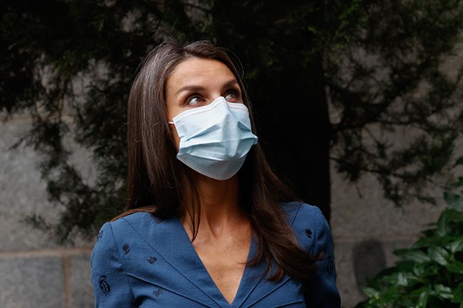 Primer plano de la reina Letizia con mascarilla en la exposicion dedicada a Miguel Delibes
