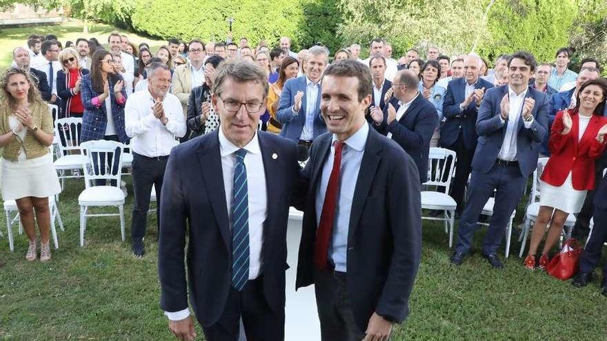 Feijóo y Pablo Casado, en una reunión en Santiago. // Xoán Álvarez