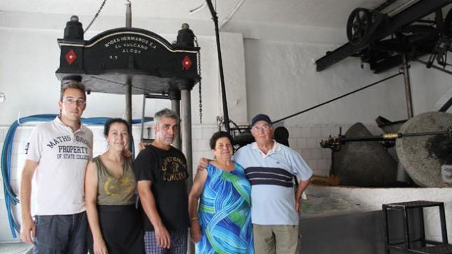 La familia Sanz-Argente conserva en Navarrés métodos de triturado de hace 100 años.