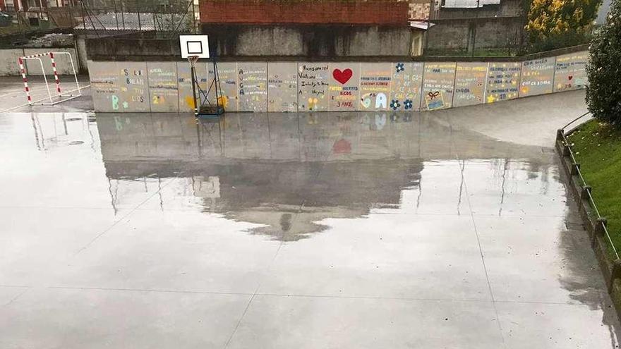 La pista deportiva sufría inundaciones. // Fdv