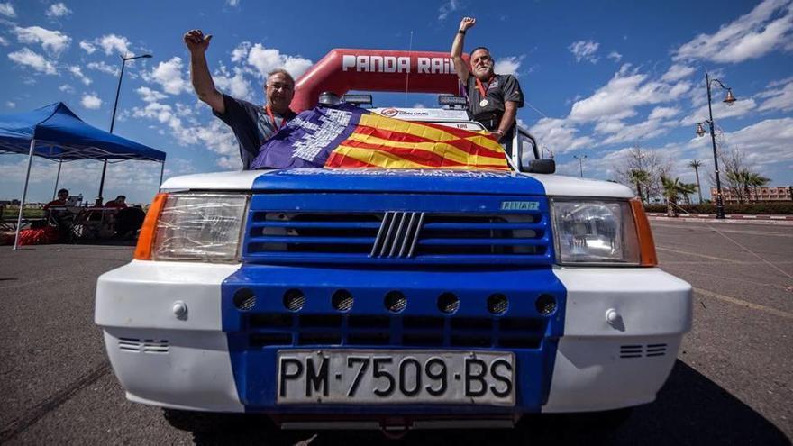 Toni Sotomayor y Tomeu Bibiloni, en la meta de Marrakech en su Panda y con la bandera de Mallorca.