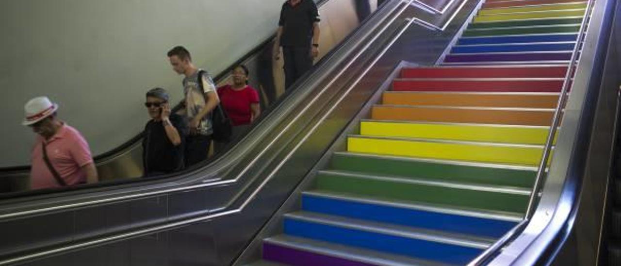 Las escaleras de acceso al TRAM de Luceros lucen los colores del Orgullo LGTBI y así se mantendrán todo el año.