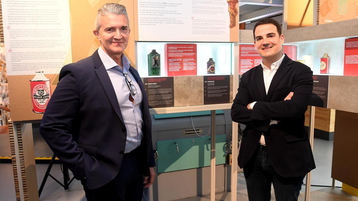 El director general de la Asociación de Latas de Bebidas, Juan Ramón Meléndez, y el director de MEGA, Rodrigo Burgos, con la lata de cerveza comercializada más antigua del mundo.