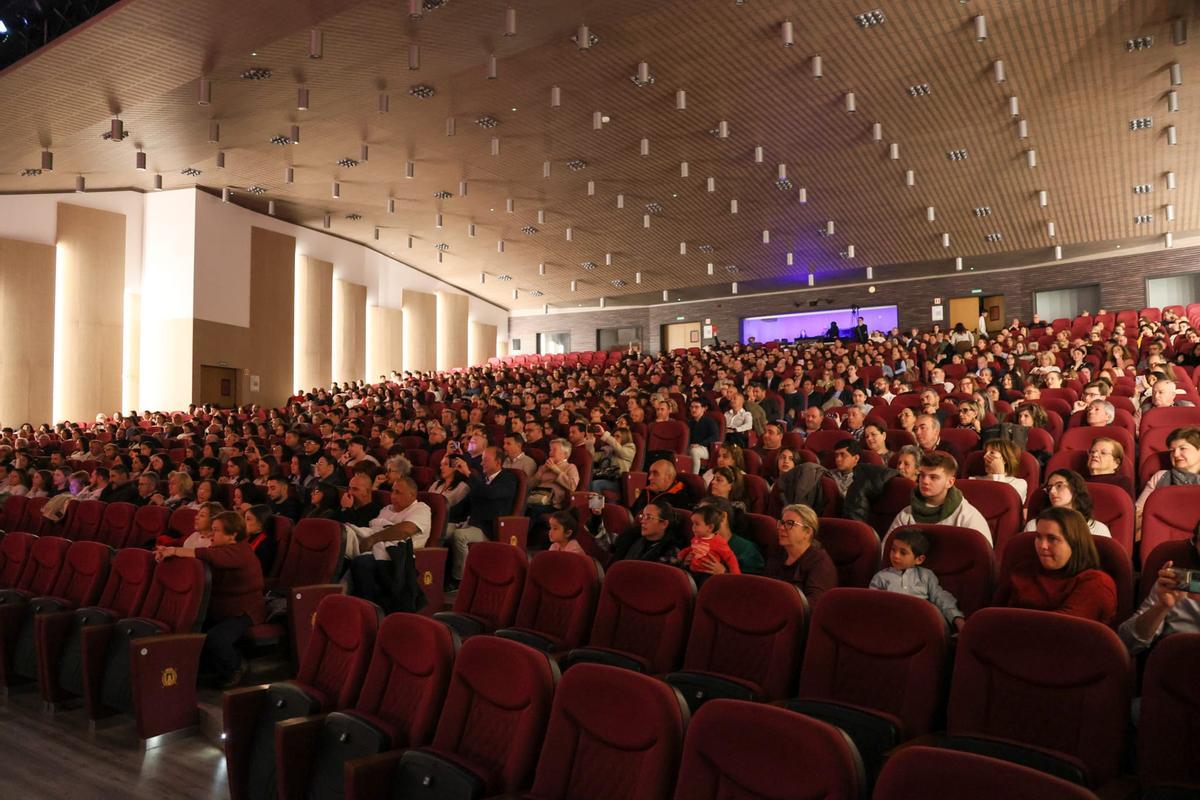 El auditorio se llenaba con motivo del concierto encarnado.