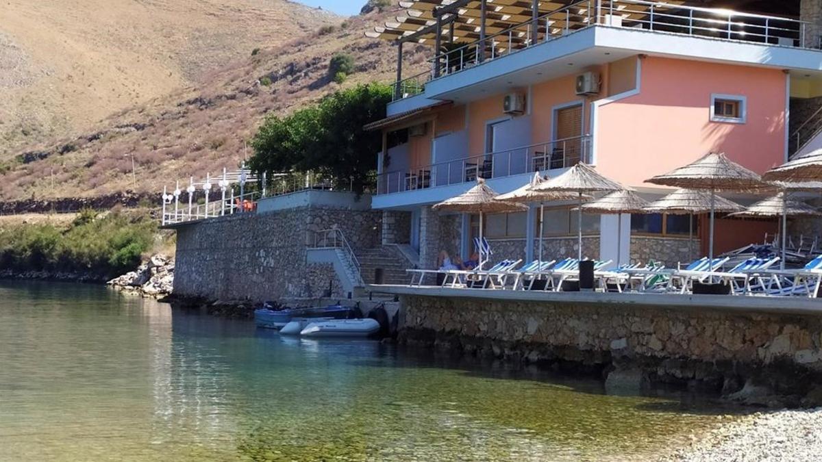 El restaurante en la playa de Porto Palermo, antes del derribo por las autoridades albanesas.