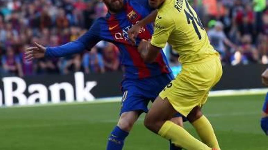 Rodrigo Hernández presiona a Messi en el partido de esta temporada.