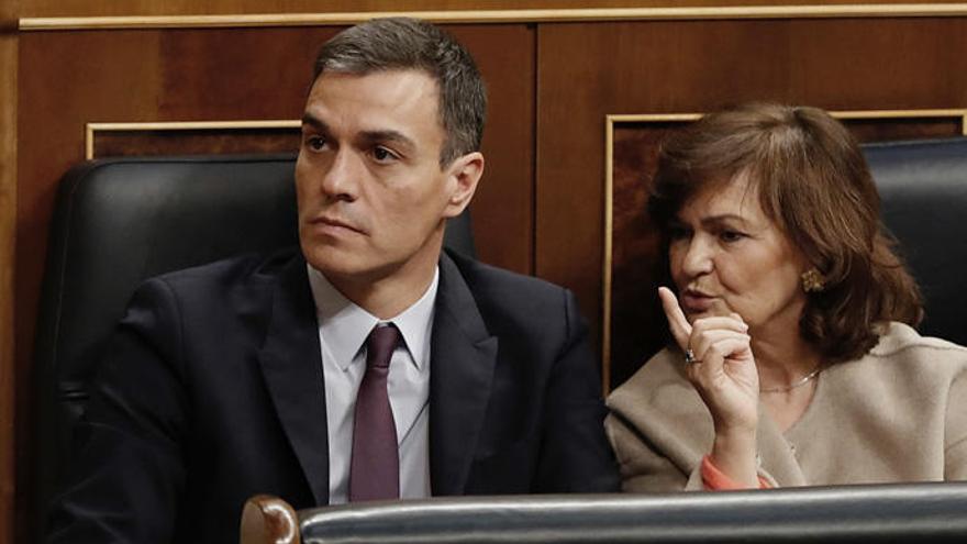 Pedro Sánchez y la vicepresidenta Carmen Calvo.