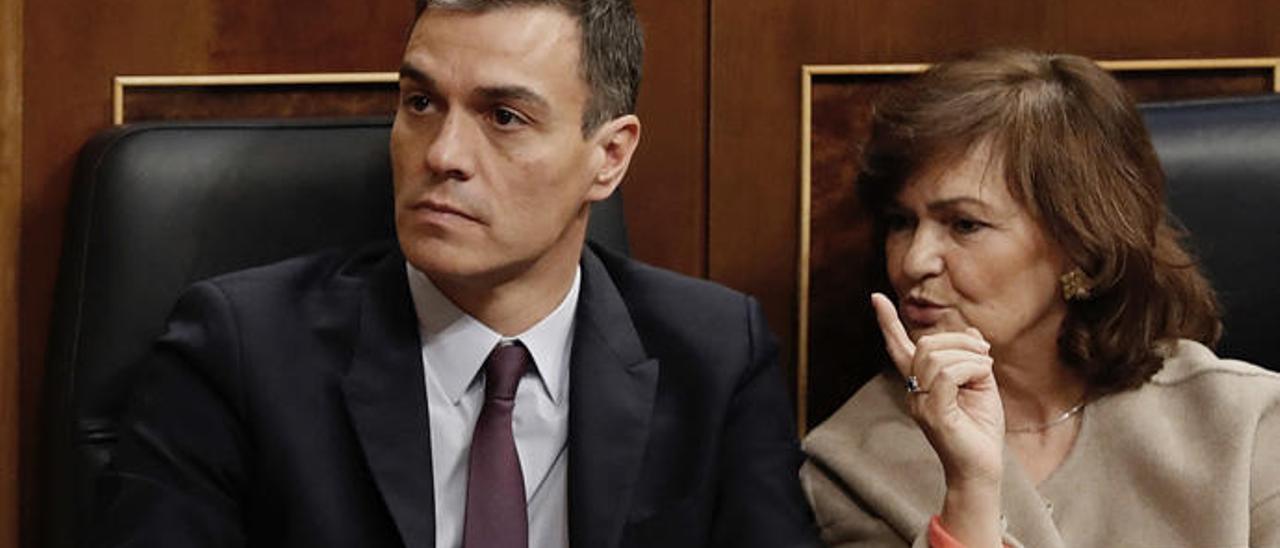 Pedro Sánchez y la vicepresidenta Carmen Calvo.