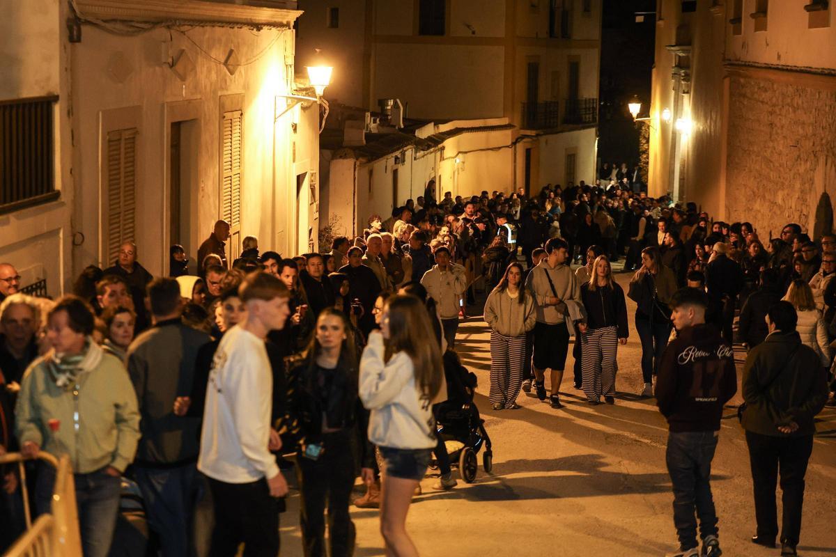 La calle Balanzat poco antes de que pasara la procesión. Algunso a habían saltado las vallas y estaban dentro de la obra.