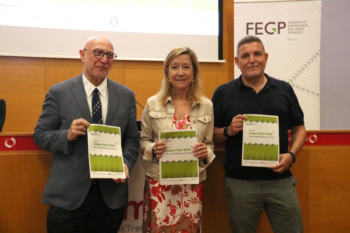 El director del departament d’Estudis i Economia de Foment del Treball, Salvador Guillermo; la presidenta de la FEGP, Neus Lloveras; i el redactor del projecte, David Moreno, a la presentació de l'índex FEGP 2025 de competitivitat territorial.