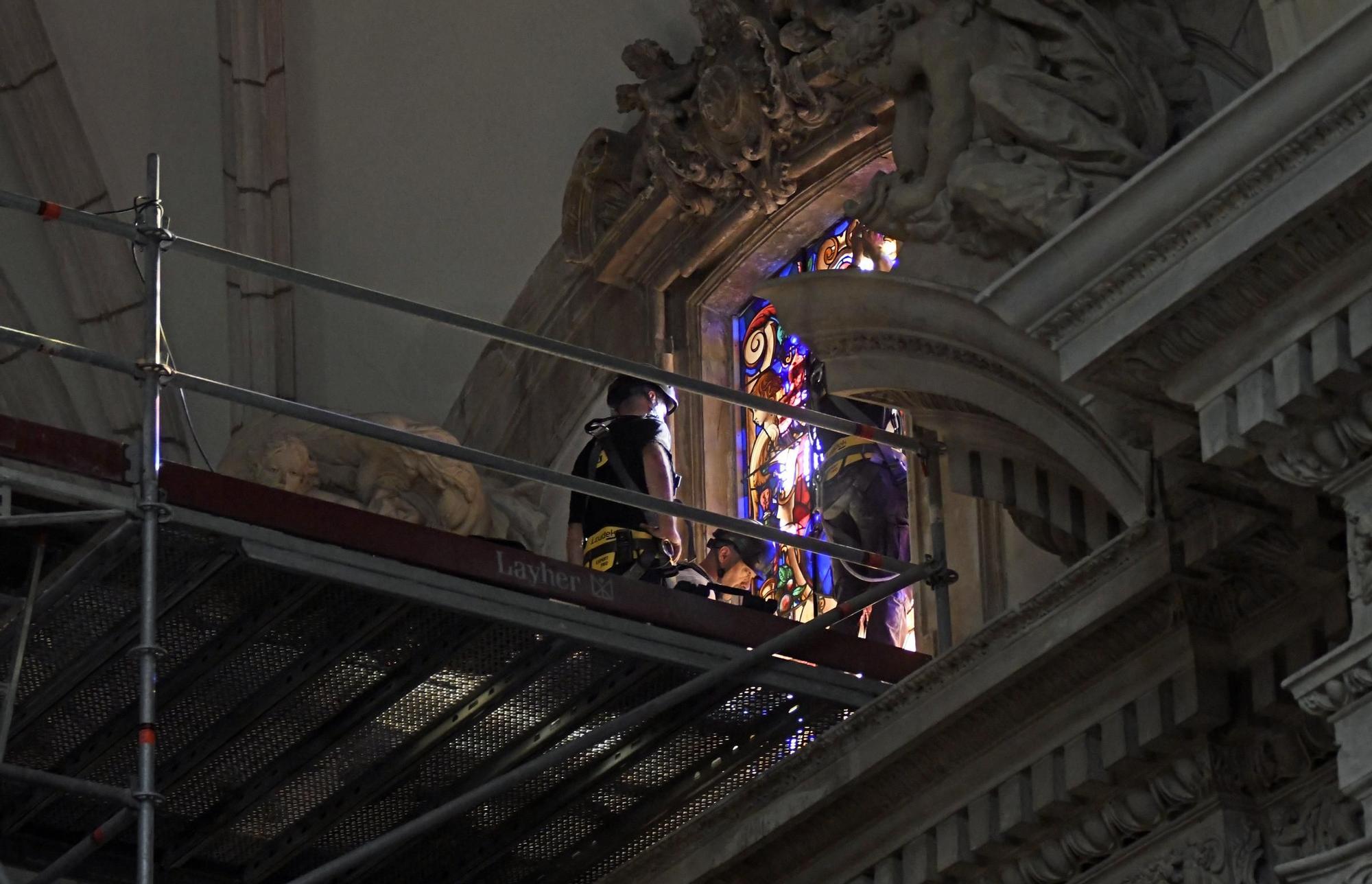 Así han instalado las vidrieras de San Pedro y San Pablo en la Catedral de Murcia