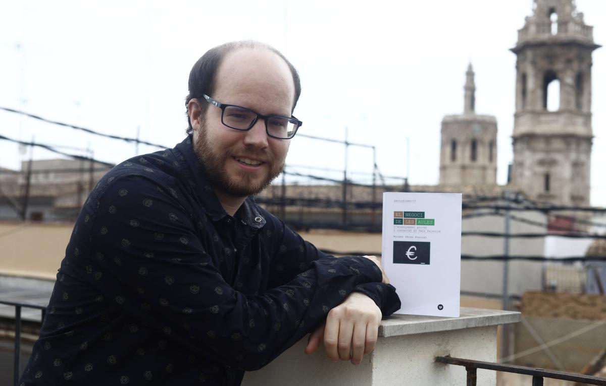 Moisés Pérez, junto a su libro en València.