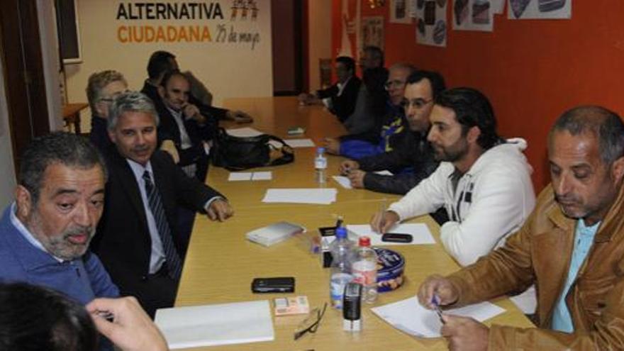 La asamblea de Alternativa Ciudadana reunida, anoche, en Arrecife. i ADRIEL PERDOMO