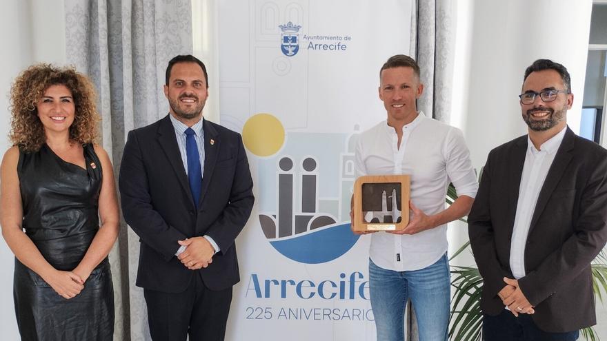 El árbitro internacional Alejandro Hernández agradece el reconocimiento de Arrecife por su Premio de Turismo