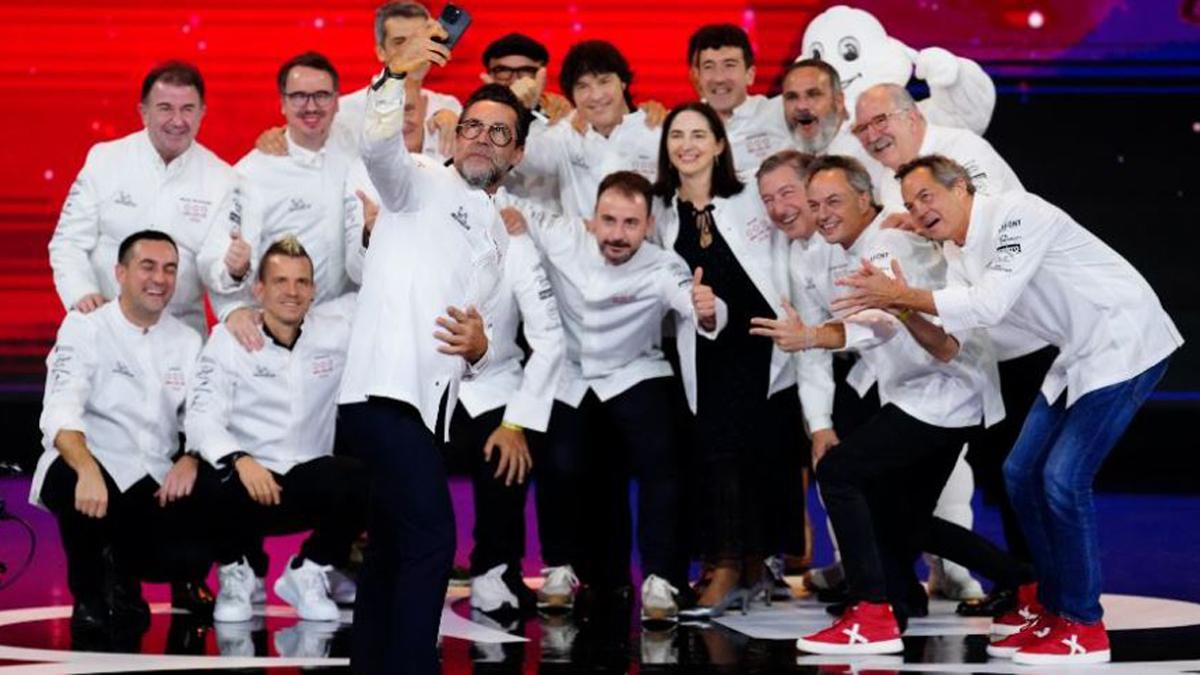 Quique Dacosta se hace un selfie con los chefs distinguidos con tres Estrellas Michelin