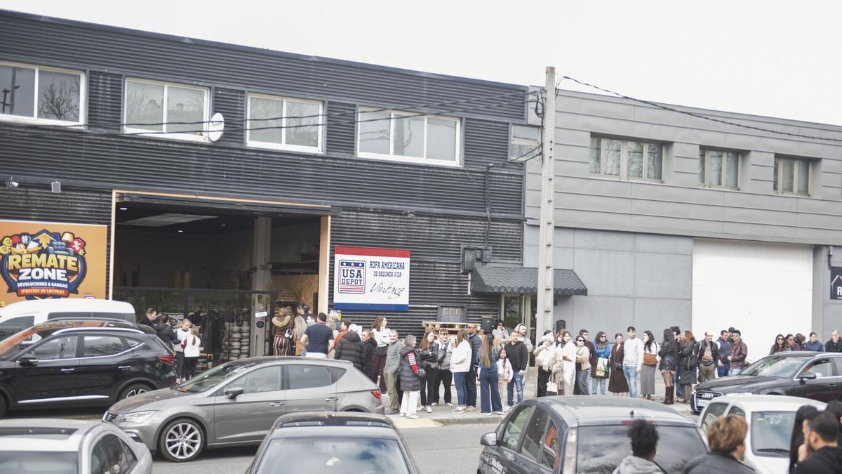 Colas y carros llenos en la inauguración de la tienda de liquidaciones de Amazon