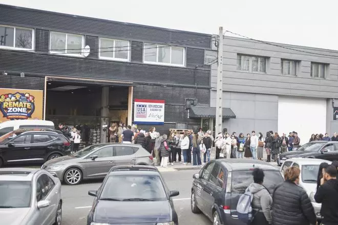 Colas y carros llenos en la inauguración de la tienda de liquidaciones de Amazon