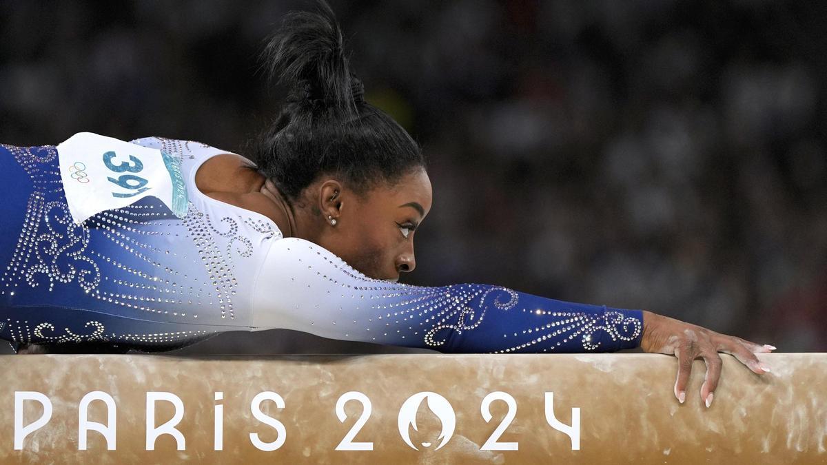 La gimnasta estadounidense Simone Biles durante la final individual de barra de equilibrio de gimnasia artística femenina