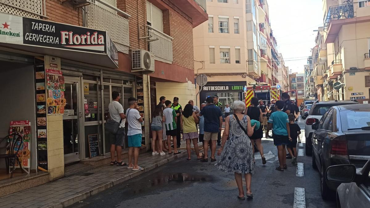 Los vecinos ya pueden subir a sus casas tras comprobar los bomberos que no hay daños en estructuras del inmueble