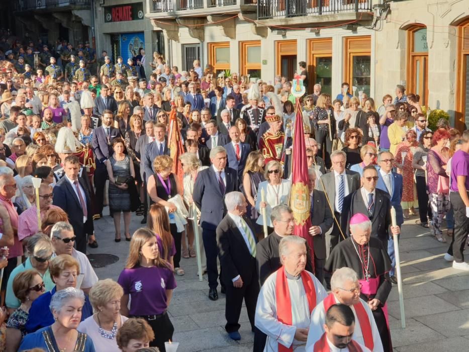 Miles de personas acompañan a la figura del Cristo de la Sal por el centro de la ciudad - Caballero y Feijóo, presentes en la cita