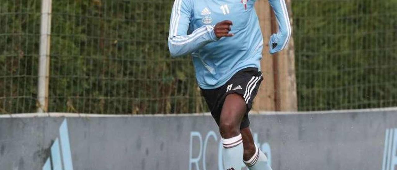 Pione Sisto corre durante un entrenamiento del Celta. // Ricardo Grobas