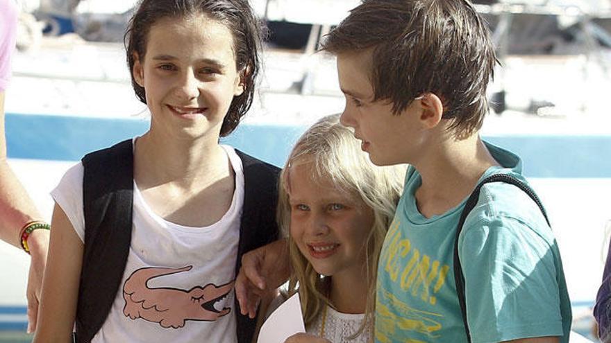 Irene Urdangarin, en el centro, con su hermano Pablo y su prima Victoria Federica.