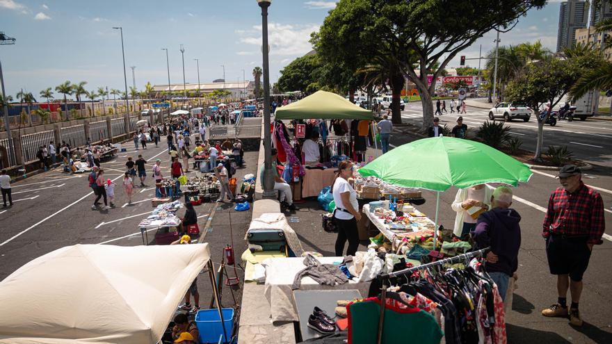 En el mercado de Santa Cruz de Tenerife se incautaron casi mil falsificaciones de marcas conocidas.