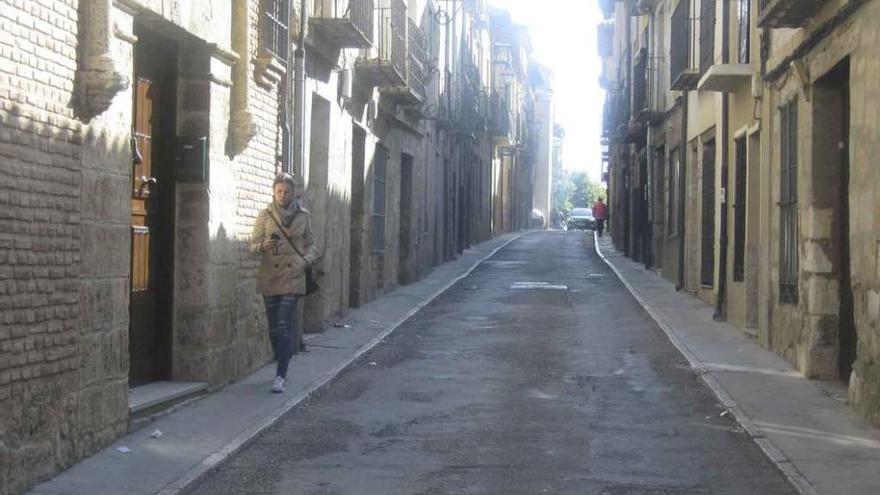 En la imagen, calle La Reina en la que está previsto renovar el deteriorado pavimento.