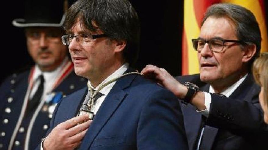 Mas col·loca la medalla que distingeix el nou president de la Generalitat.