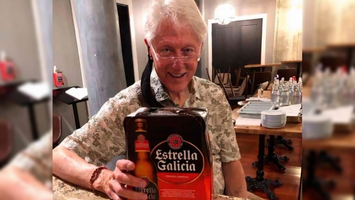 Bill Clinton, con el pack de Estrella Galicia en un restaurante de Nueva York