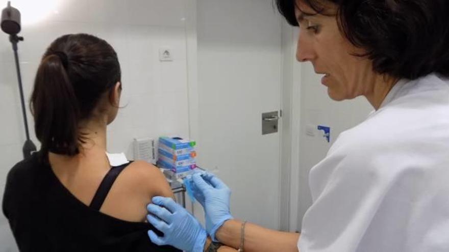 Injecten la vacuna contra la grip a una pacient del CAP Bages