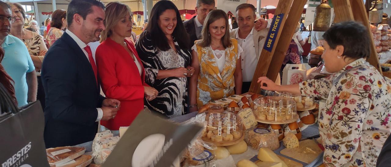 Juanma Poyato, con Ana Romero, Lola Amo y María Jesús Serrano, en uno de los estands.